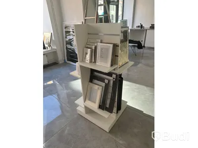 Butiksmonter med spårpanel
