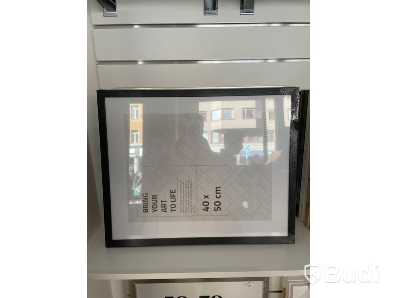 9 st tavelramar 40x50 cm. 5 st svarta, 3 st vita samt 1 st guld