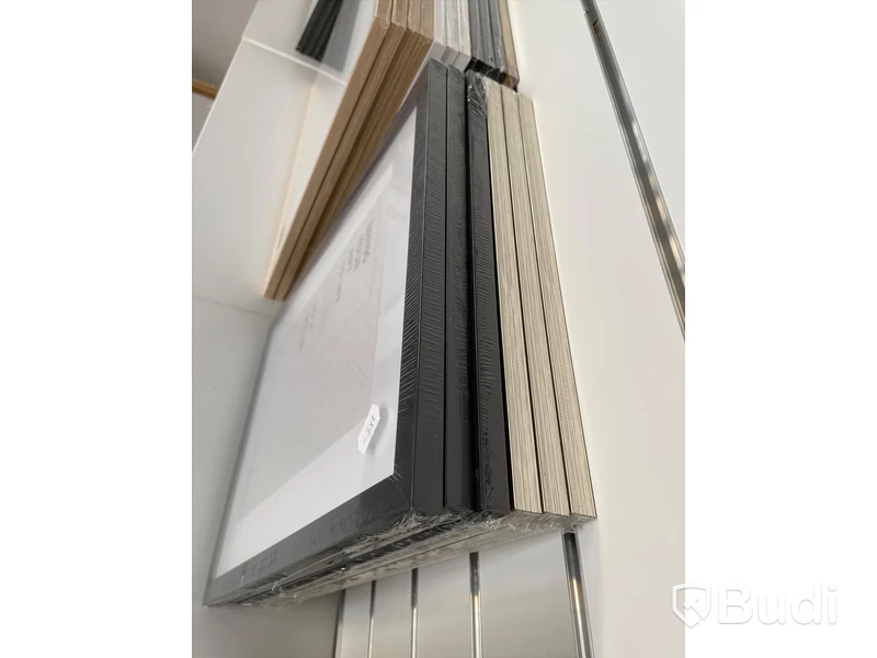 6 st tavelramar 30x40 cm, 3 st svart samt 3 st guldiga