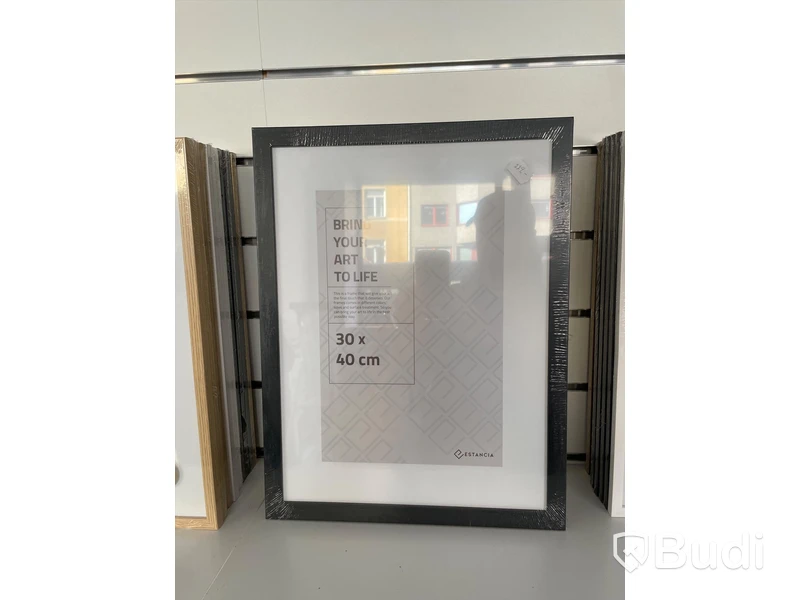 6 st tavelramar 30x40 cm, 3 st svart samt 3 st guldiga