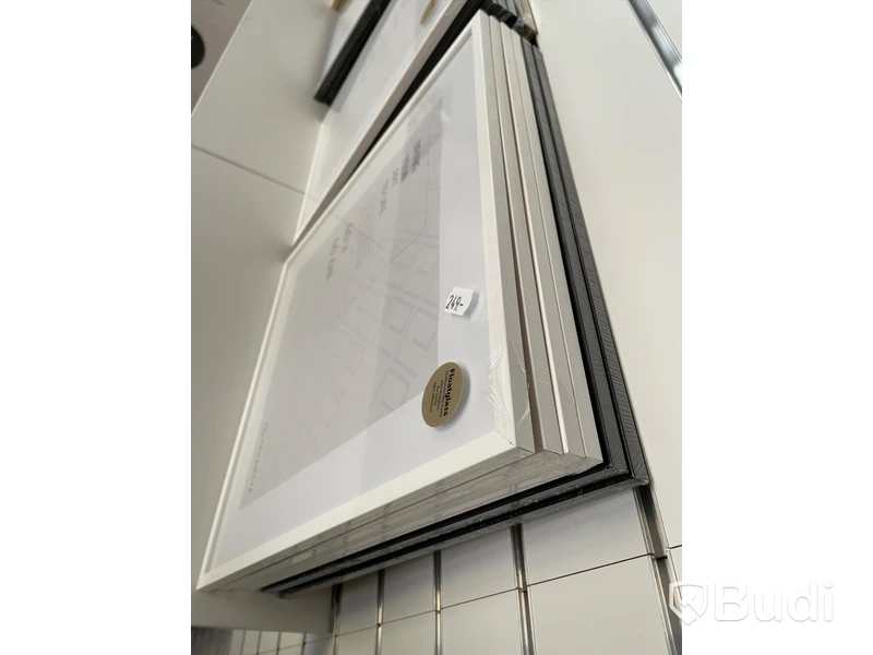 6 st tavelramar 40x40 cm, 4 st vita samt 2 st svarta med floatglass. Ord. pris 1500 kr