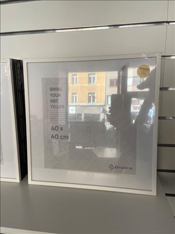 6 st tavelramar 40x40 cm, 4 st vita samt 2 st svarta med floatglass. Ord. pris 1500 kr