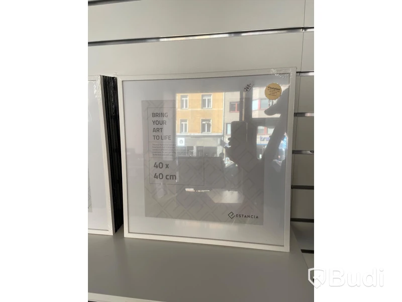 6 st tavelramar 40x40 cm, 4 st vita samt 2 st svarta med floatglass. Ord. pris 1500 kr