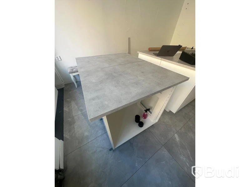 2 st rullbara arbetsbord med förvaring. Bredd 92 cm, djup 63 cm.