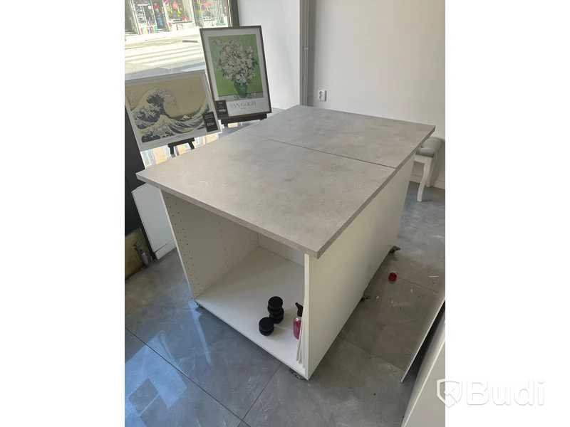 2 st rullbara arbetsbord med förvaring. Bredd 92 cm, djup 63 cm.