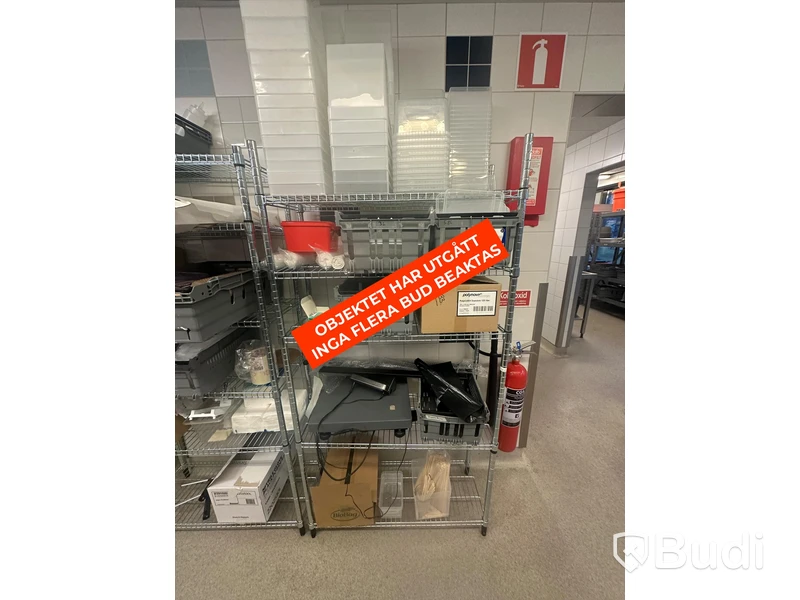 2st hyllor med diverse köksredskap
