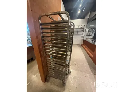 2st Plåthyllor på hjul