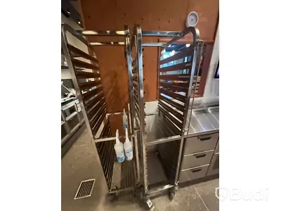 2st Plåthyllor på hjul
