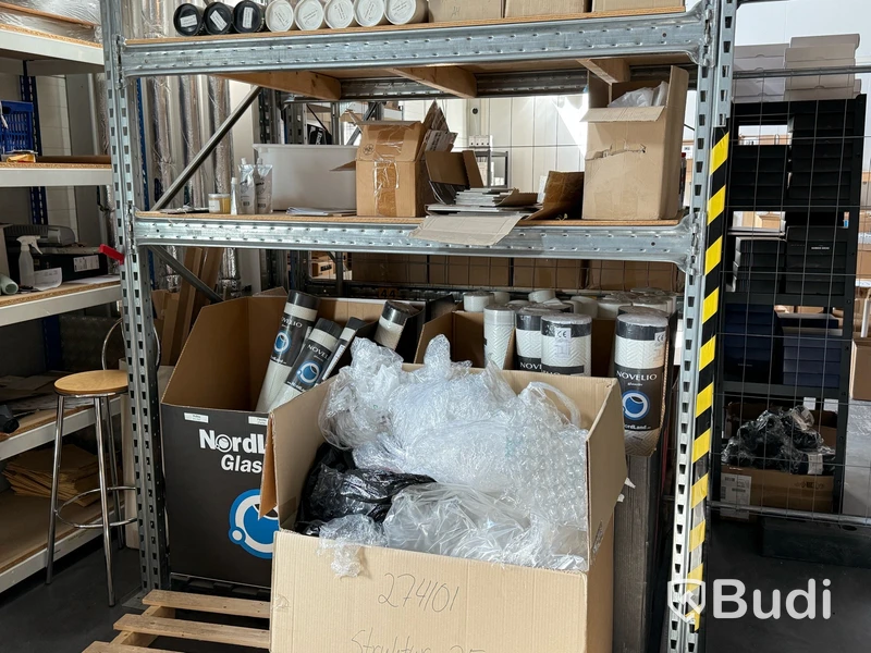 Lager med måleriproduker (glasfiberväv, fog, olja etc.)