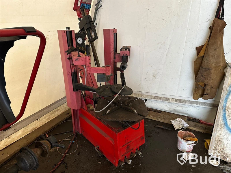 Däckmaskin  CEMB type PRESS ARM 3. år 1999