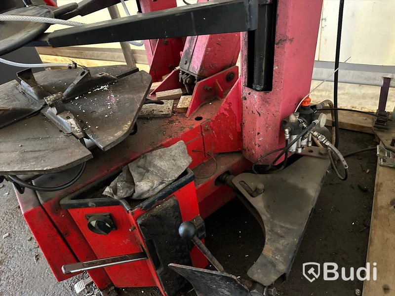 Däckmaskin  CEMB type PRESS ARM 3. år 1999