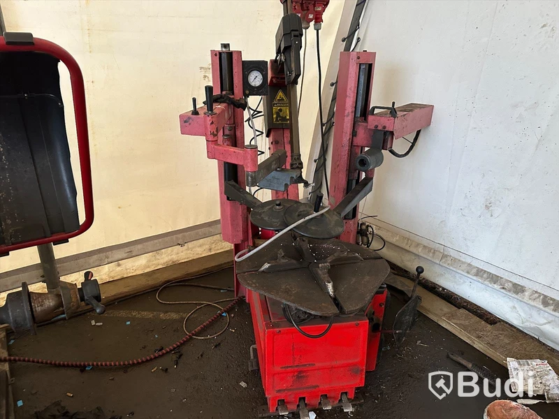Däckmaskin  CEMB type PRESS ARM 3. år 1999