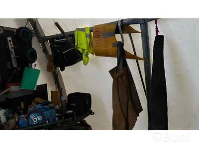 Arbetsbord höjbart manuellt med diverse verktyg, skruvstäd, kapskivor mm
