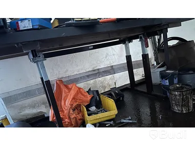 Arbetsbord höjbart manuellt med diverse verktyg, skruvstäd, kapskivor mm