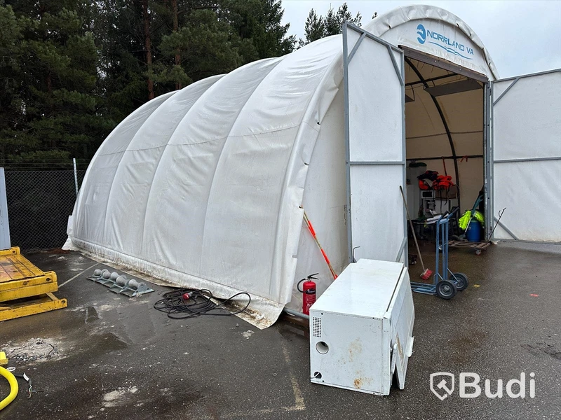 Tält på rörstomme med slagportar 9 x 8 meter höjd 4,4 meter