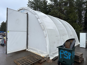 Tält på rörstomme med slagportar 9 x 8 meter höjd 4,4 meter 