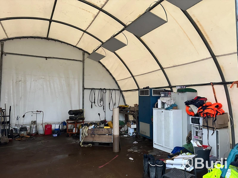 Tält på rörstomme med slagportar 9 x 8 meter höjd 4,4 meter