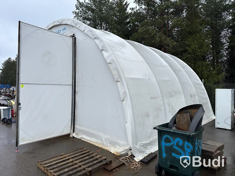 Tält på rörstomme med slagportar 9 x 8 meter höjd 4,4 meter
