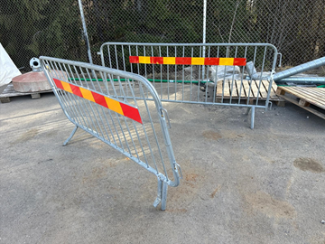 Kravallstaket 2 st varav 1 st har defekt fot se bild