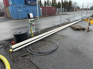 Flaggstång ca 10 meter 2 st  1 st betongfot se bild
