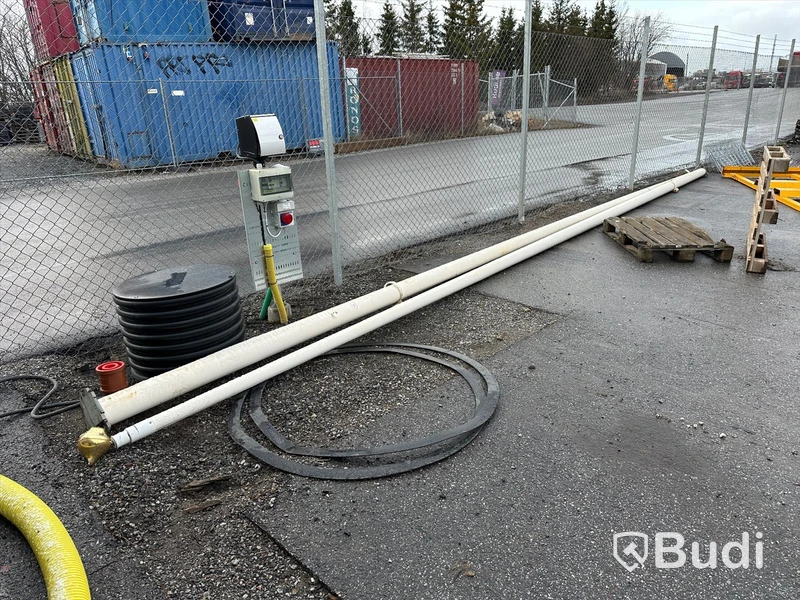 Flaggstång ca 10 meter 2 st  1 st betongfot se bild