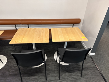 Cafégrupp med soffa, bord och stolar