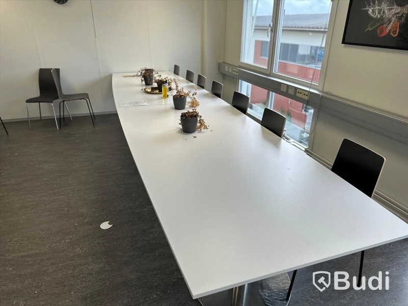 Stort konferensbord/matbord i 2 delar med 3st fötter