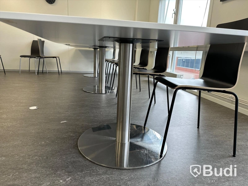 Stort konferensbord/matbord i 2 delar med 3st fötter