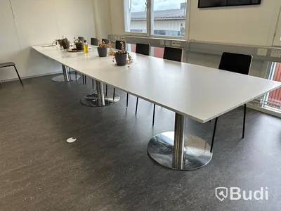 Stort konferensbord/matbord i 2 delar med 3st fötter