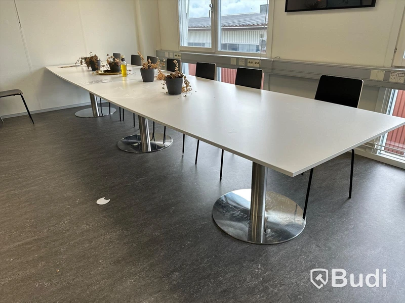 Stort konferensbord/matbord i 2 delar med 3st fötter