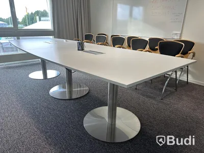 Konferensbord med medielådor