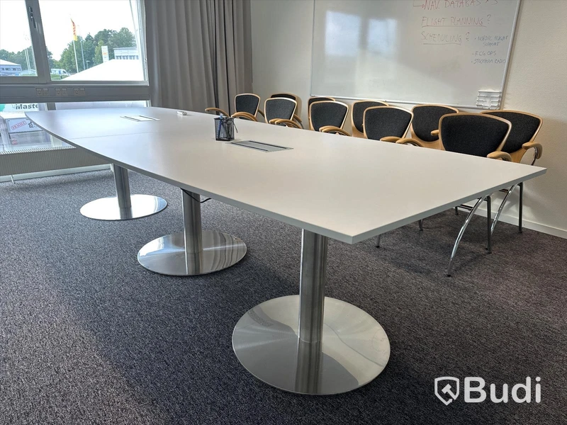 Konferensbord med medielådor
