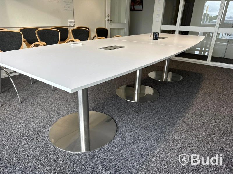 Konferensbord med medielådor