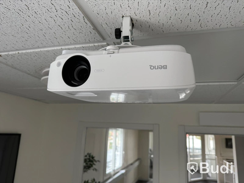 Benq WXGA projektor ink elektrisk projektorduk från Elite Screens