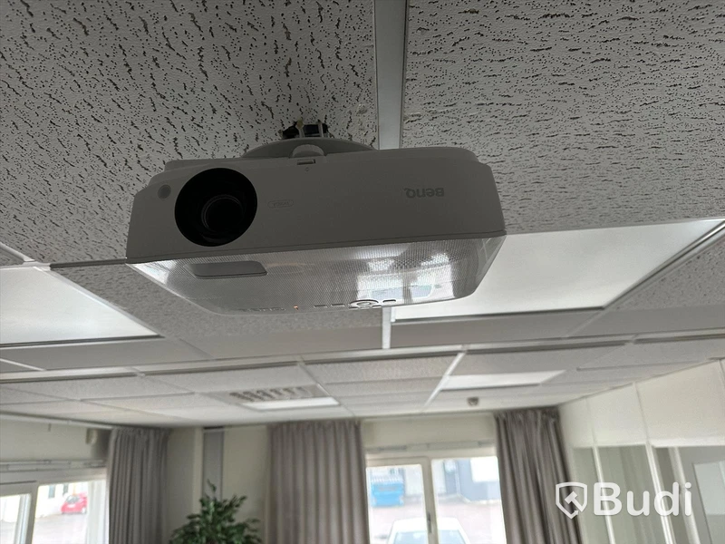 Benq WXGA projektor ink elektrisk projektorduk från Grand Vision