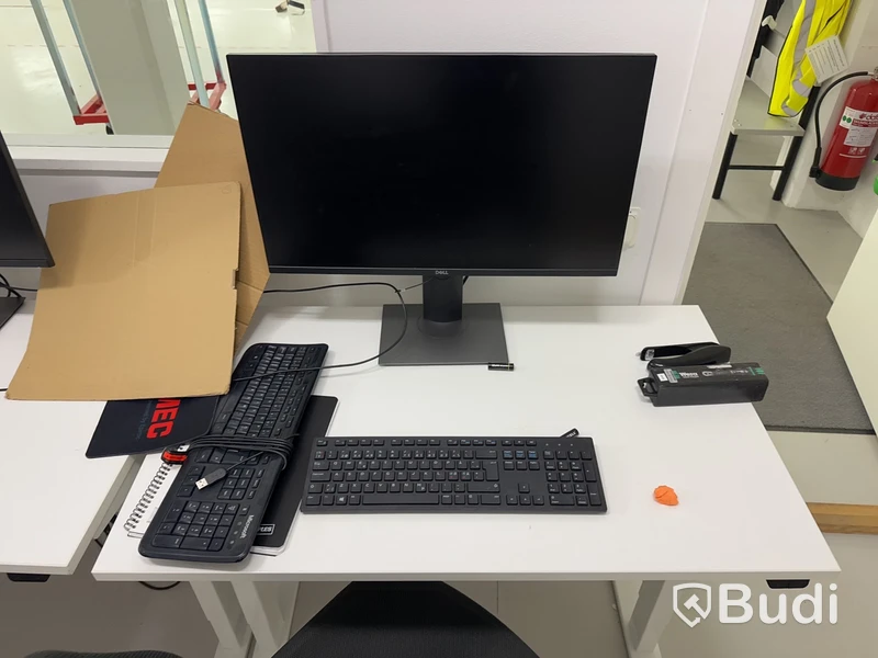 Höj- och sänkbart skrivbord med kontorsstol, skärm och tangentbord