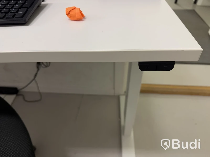 Höj- och sänkbart skrivbord med kontorsstol, skärm och tangentbord