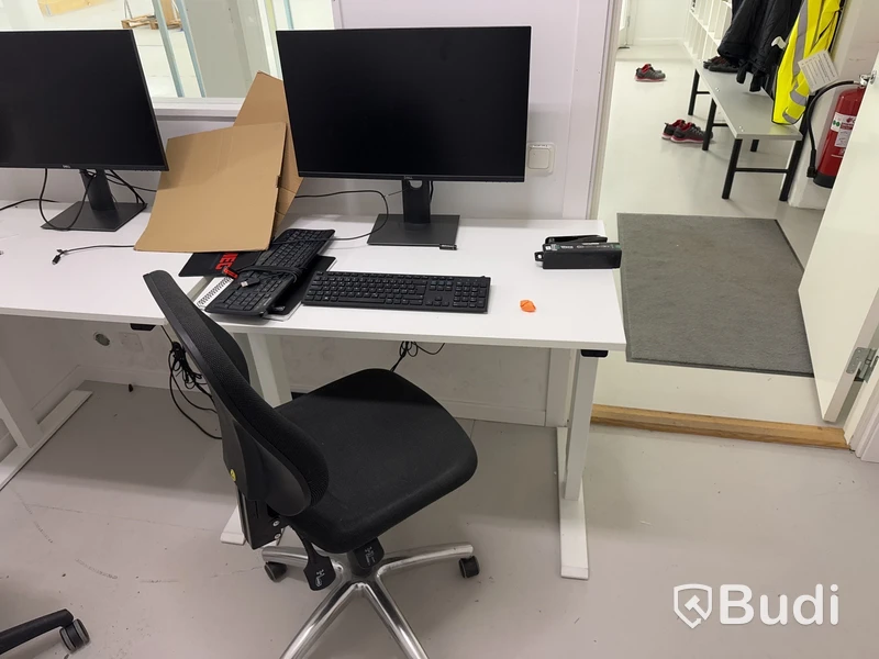 Höj- och sänkbart skrivbord med kontorsstol, skärm och tangentbord