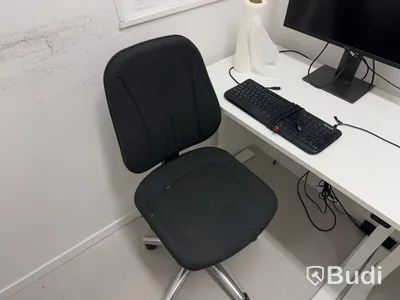 Höj- och sänkbart skrivbord med kontorsstol, skärm och tangentbord