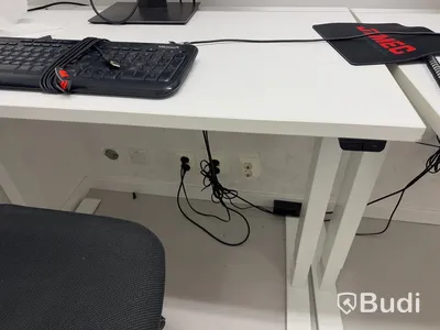Höj- och sänkbart skrivbord med kontorsstol, skärm och tangentbord