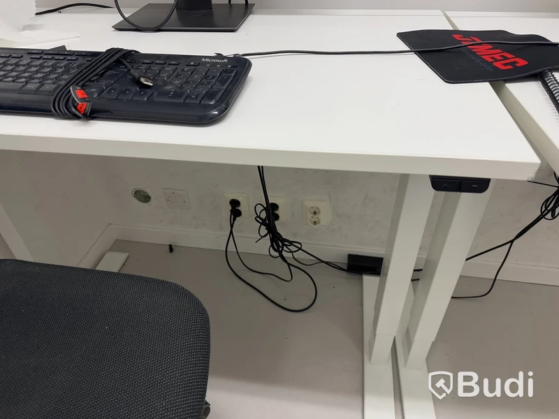 Höj- och sänkbart skrivbord med kontorsstol, skärm och tangentbord