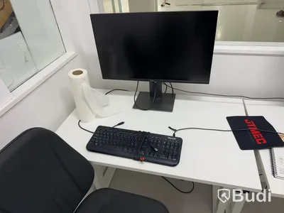 Höj- och sänkbart skrivbord med kontorsstol, skärm och tangentbord