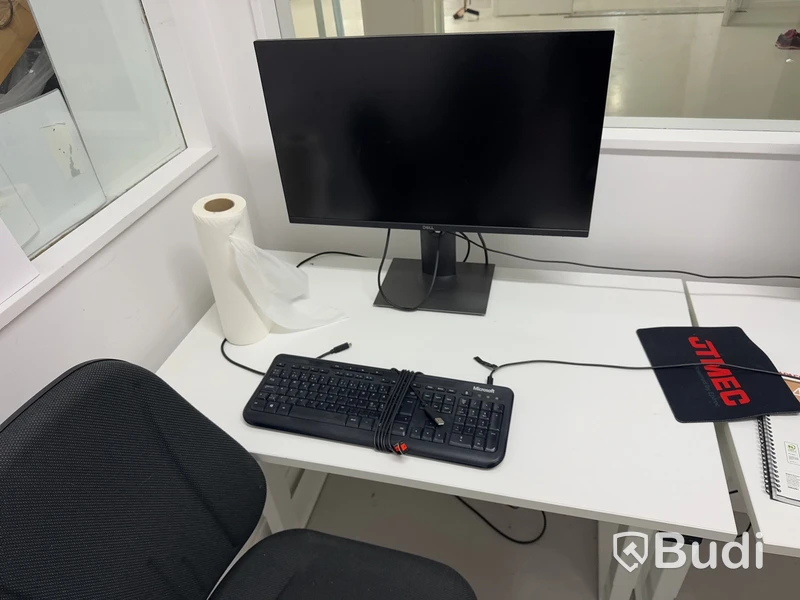Höj- och sänkbart skrivbord med kontorsstol, skärm och tangentbord