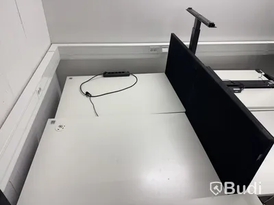 Parti med kontorsmöbler och TV-apparater