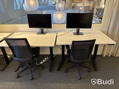 3 st. höj- och sänkbara skrivbord, 3 st. kontorsstolar och 3 st. datorskärmar