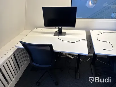 3 st. höj- och sänkbara skrivbord, 3 st. kontorsstolar och 3 st. datorskärmar