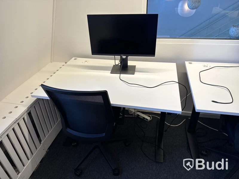 3 st. höj- och sänkbara skrivbord, 3 st. kontorsstolar och 3 st. datorskärmar