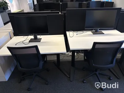 3 st. höj- och sänkbara skrivbord, 3 st. kontorsstolar, 3 st. datorskärmar och 3 st. väggskärmar