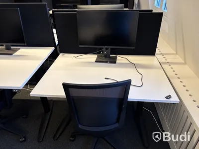 3 st. höj- och sänkbara skrivbord, 3 st. kontorsstolar, 3 st. datorskärmar och 3 st. väggskärmar
