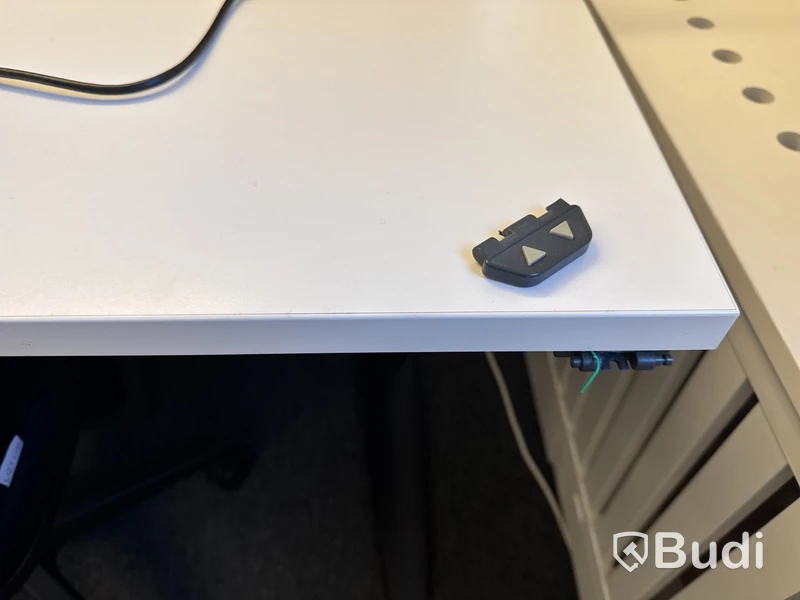 3 st. höj- och sänkbara skrivbord, 3 st. kontorsstolar, 3 st. datorskärmar och 3 st. väggskärmar
